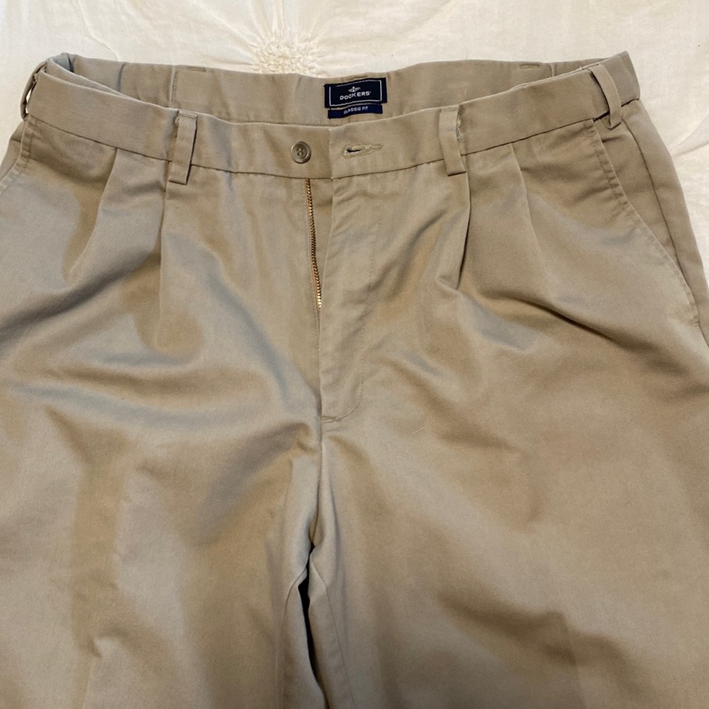 Dockers Pleated Classic Fit. 36W 34L